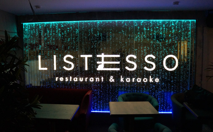 Пузырьковая панель со светящимся логотипом в ресторане